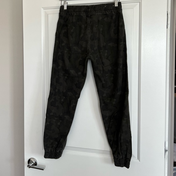Aritzia TNA camoflouage camo print pant jogger - Picture 4 of 4